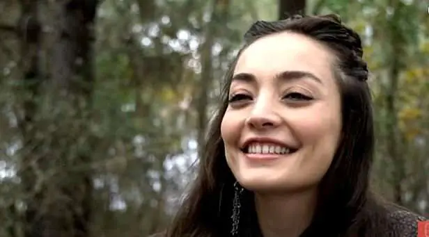 Zeynep Tuğçe Bayat: Chi è? Origini – Altezza – Età – Serie TV – Famiglia